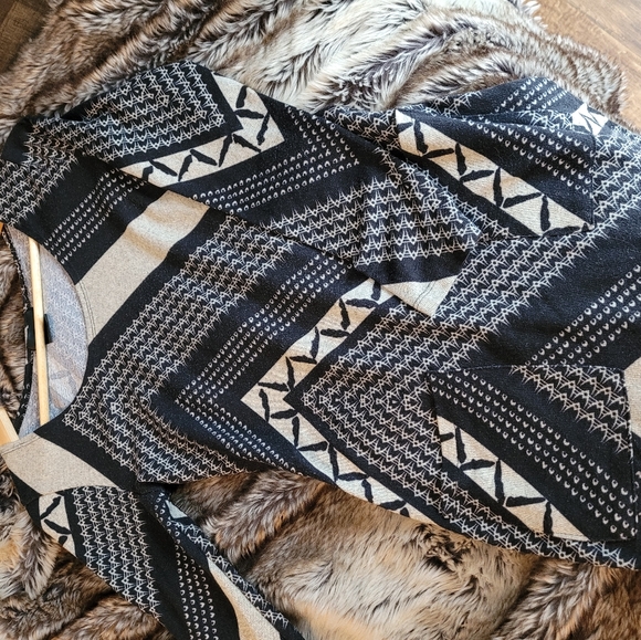 Long Sleeve Pattern Dress - Picture 3 of 4